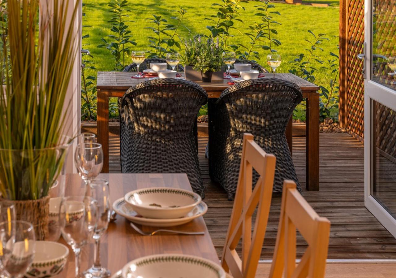 Montana Log Cabin - Ockeridge Rural Retreats Wichenford エクステリア 写真