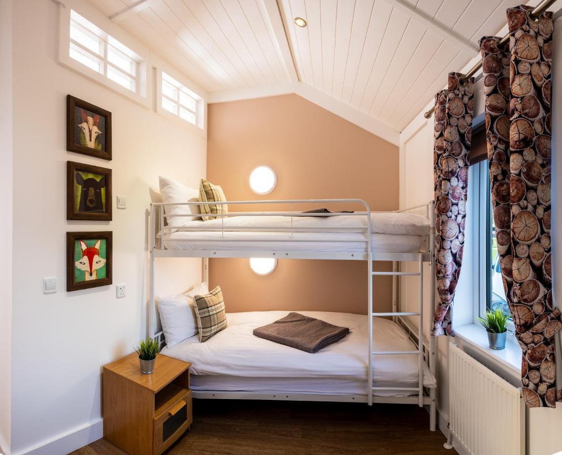 Montana Log Cabin - Ockeridge Rural Retreats Wichenford エクステリア 写真