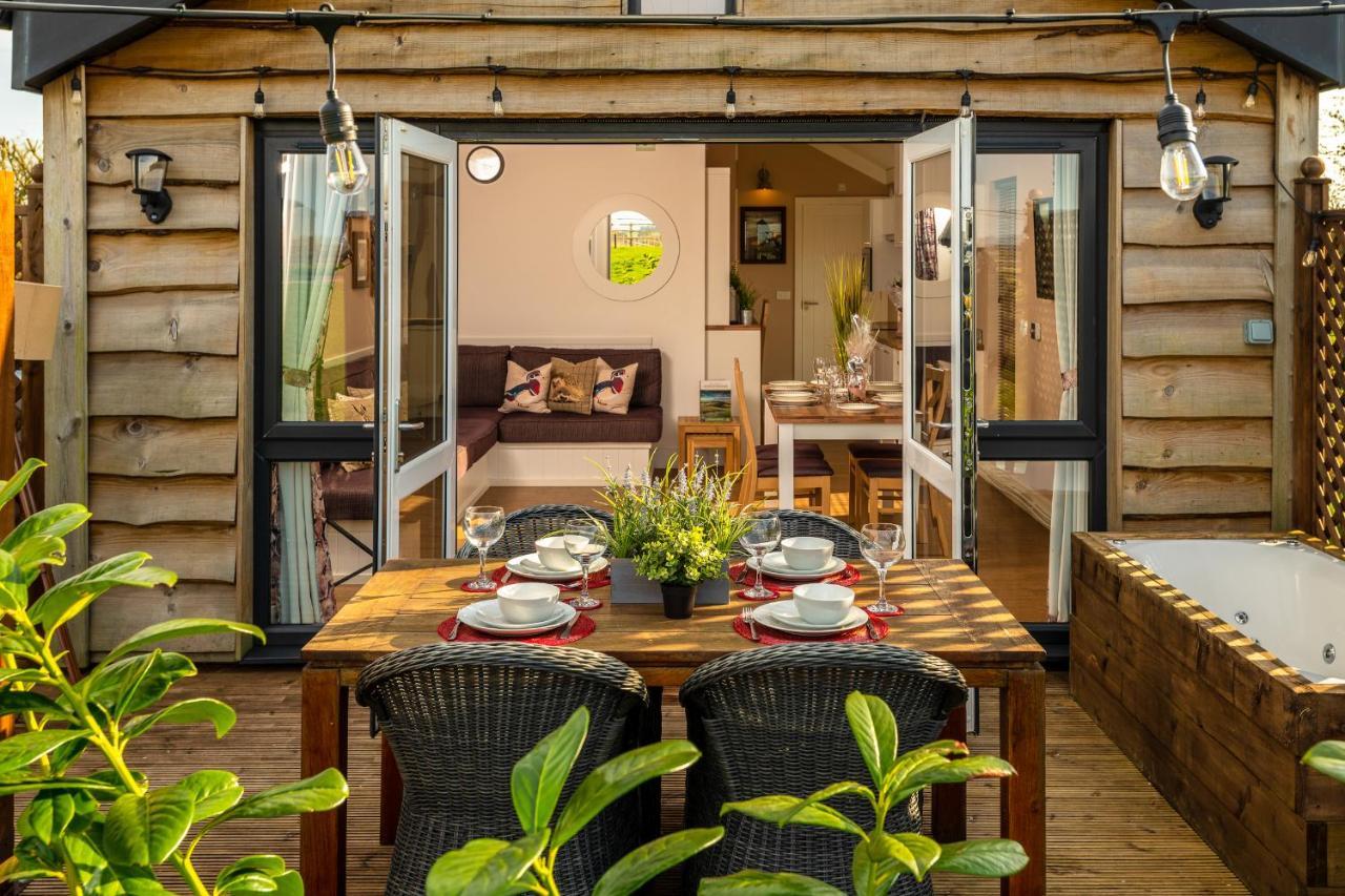 Montana Log Cabin - Ockeridge Rural Retreats Wichenford エクステリア 写真