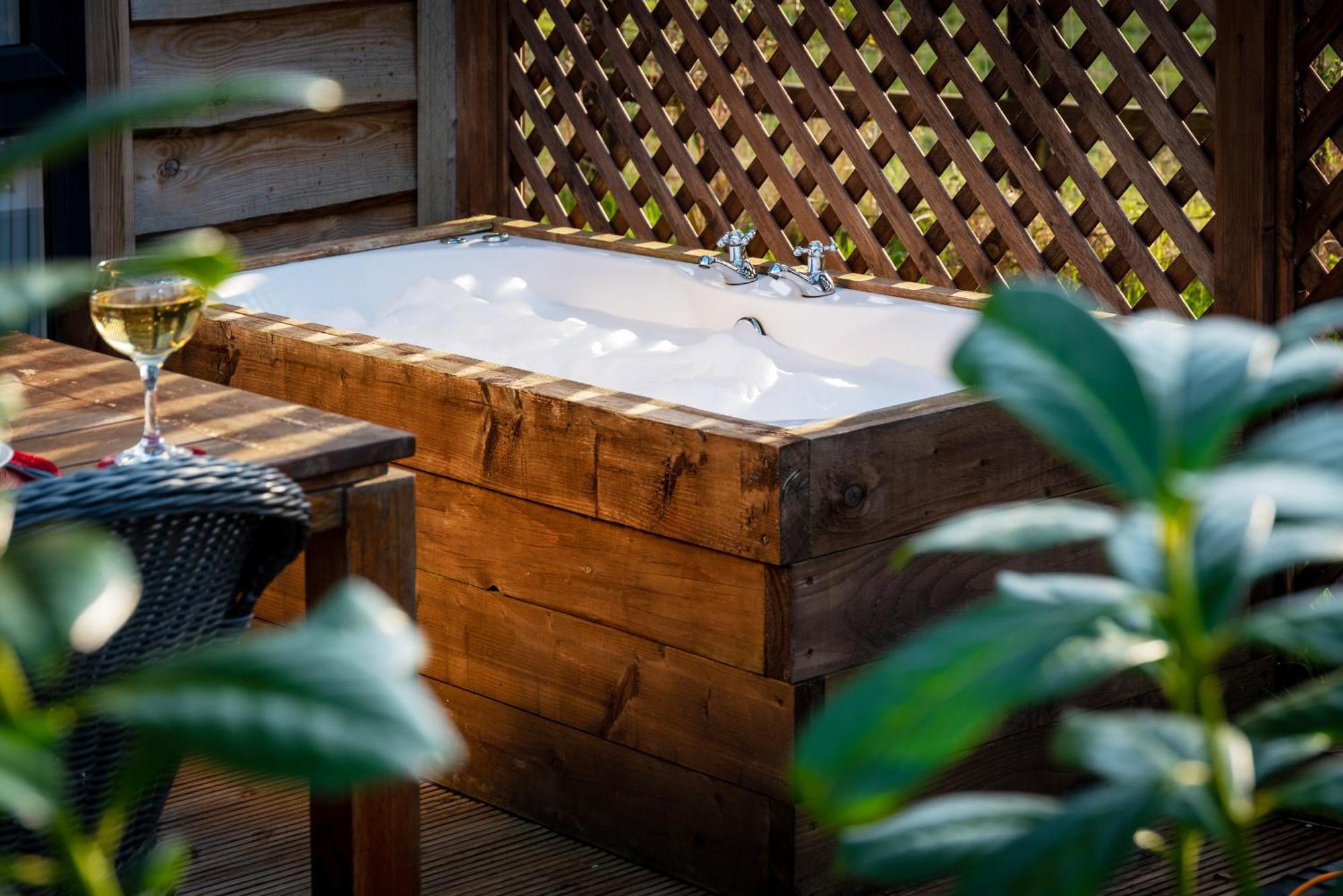 Montana Log Cabin - Ockeridge Rural Retreats Wichenford エクステリア 写真